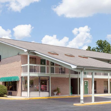Days Inn By Wyndham Columbia Ne Fort Jackson Eksteriør bilde