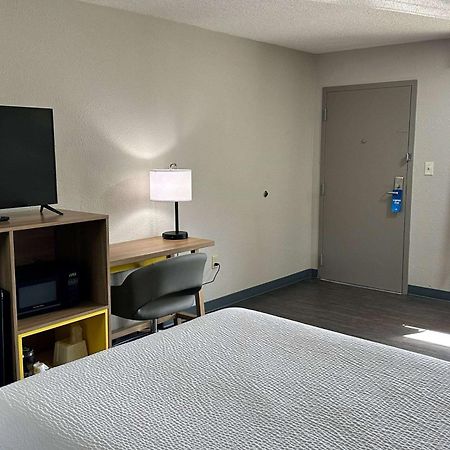 Days Inn By Wyndham Columbia Ne Fort Jackson Eksteriør bilde