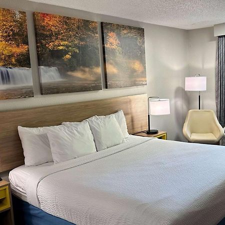 Days Inn By Wyndham Columbia Ne Fort Jackson Eksteriør bilde