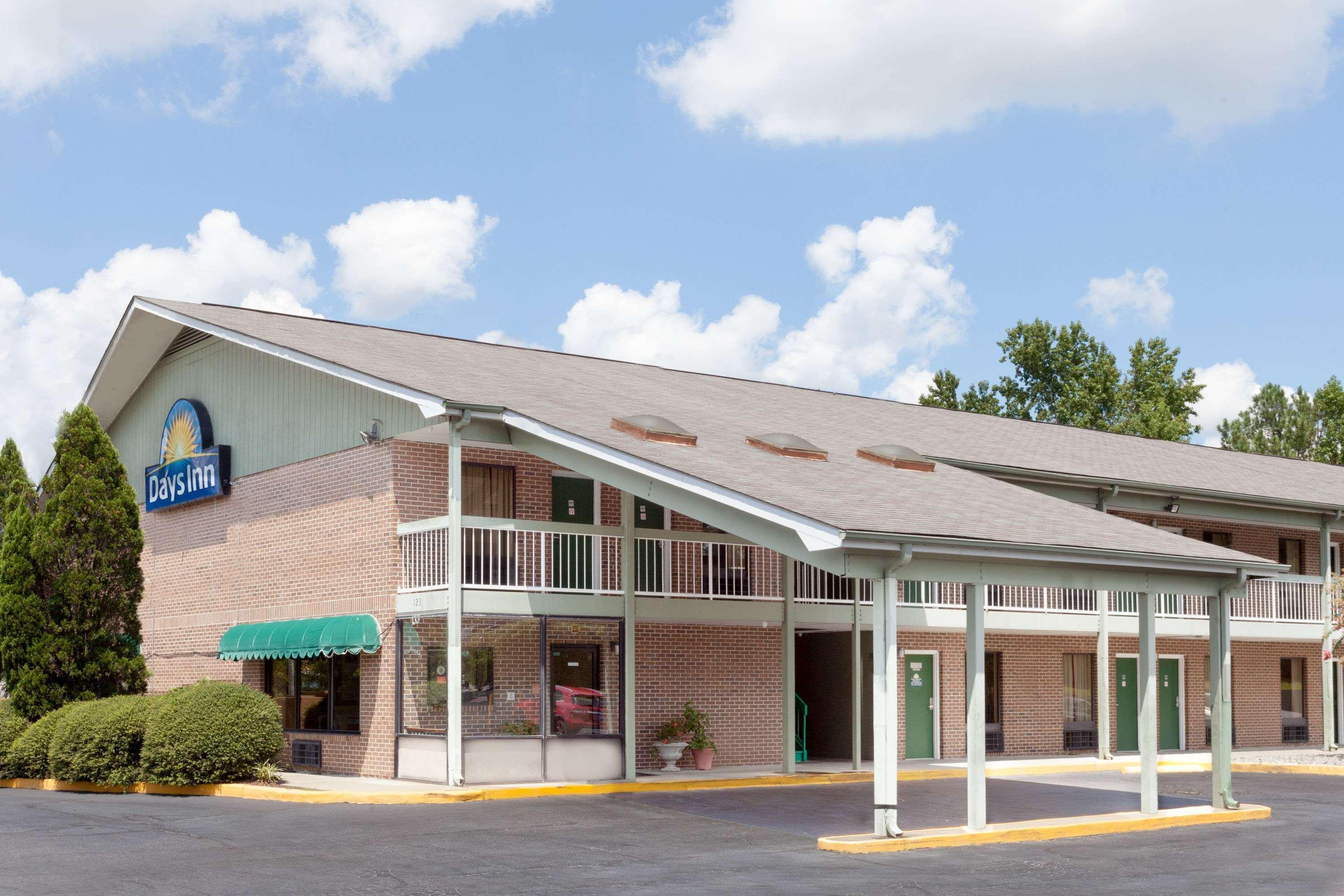 Days Inn By Wyndham Columbia Ne Fort Jackson Eksteriør bilde