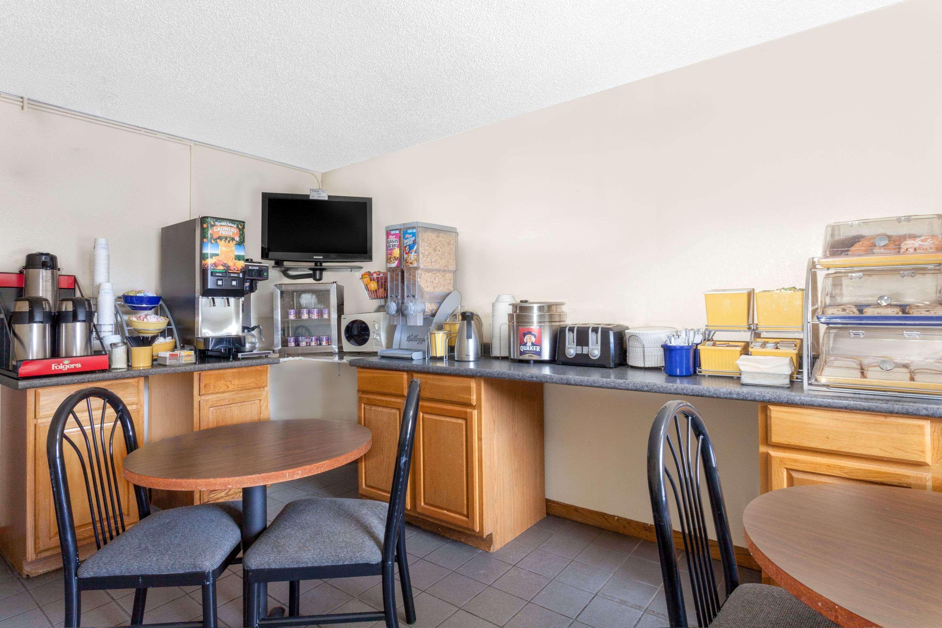 Days Inn By Wyndham Columbia Ne Fort Jackson Eksteriør bilde