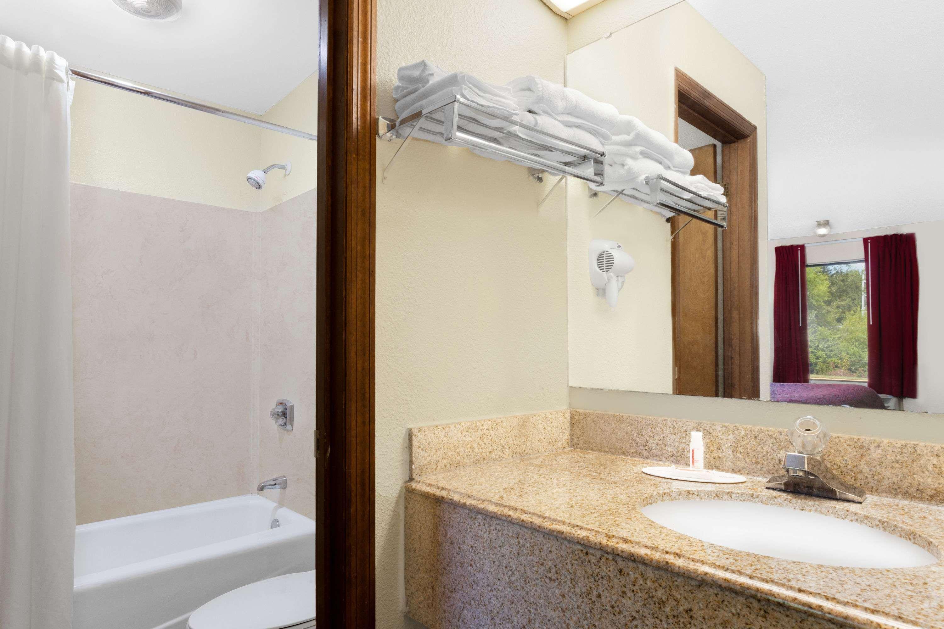 Days Inn By Wyndham Columbia Ne Fort Jackson Eksteriør bilde