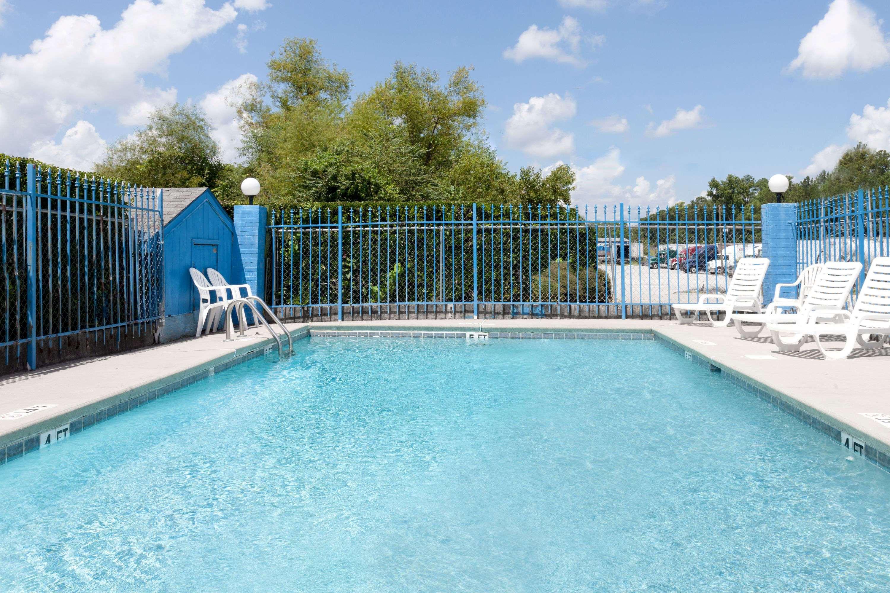 Days Inn By Wyndham Columbia Ne Fort Jackson Eksteriør bilde