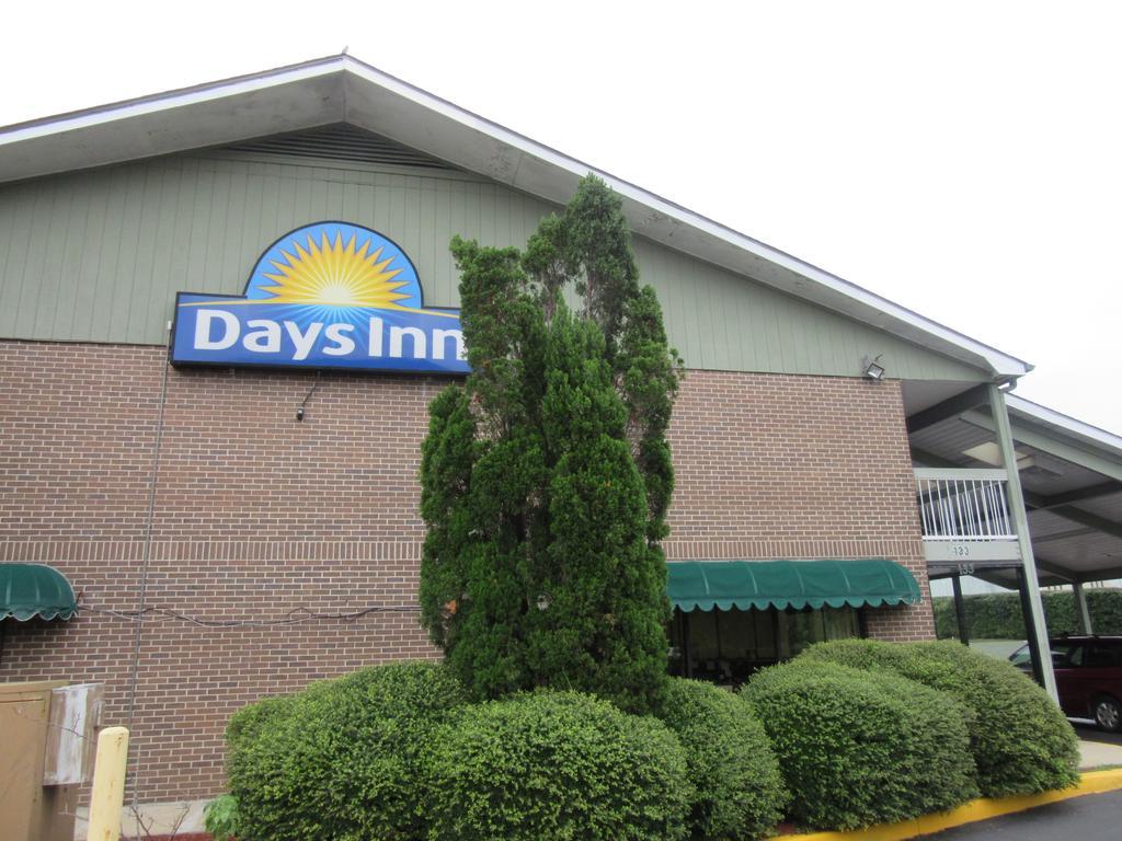Days Inn By Wyndham Columbia Ne Fort Jackson Eksteriør bilde