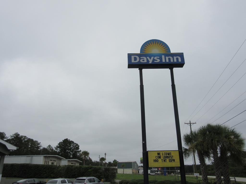 Days Inn By Wyndham Columbia Ne Fort Jackson Eksteriør bilde