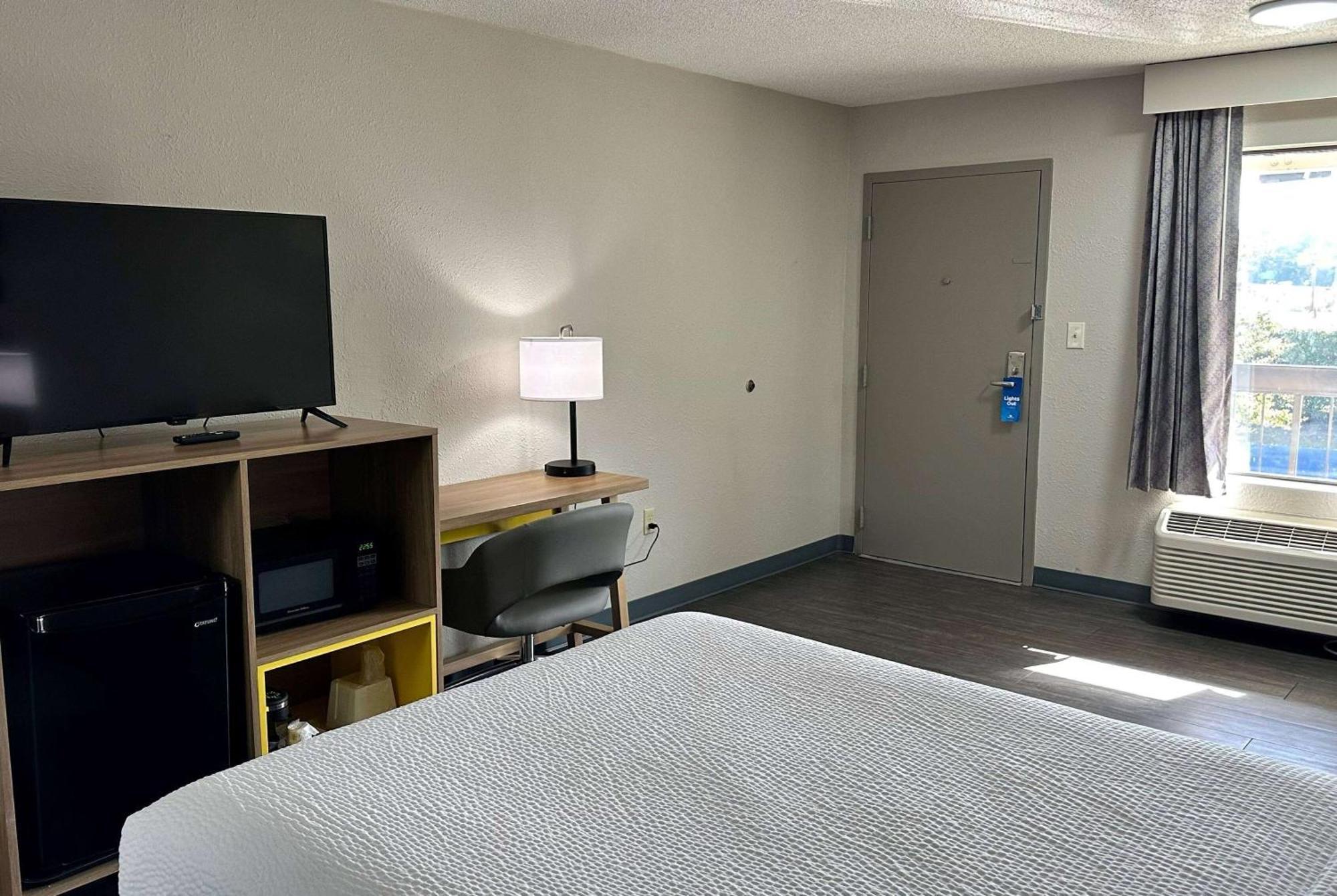 Days Inn By Wyndham Columbia Ne Fort Jackson Eksteriør bilde