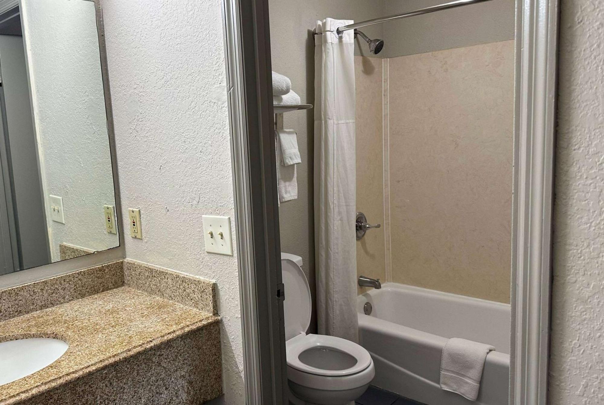 Days Inn By Wyndham Columbia Ne Fort Jackson Eksteriør bilde