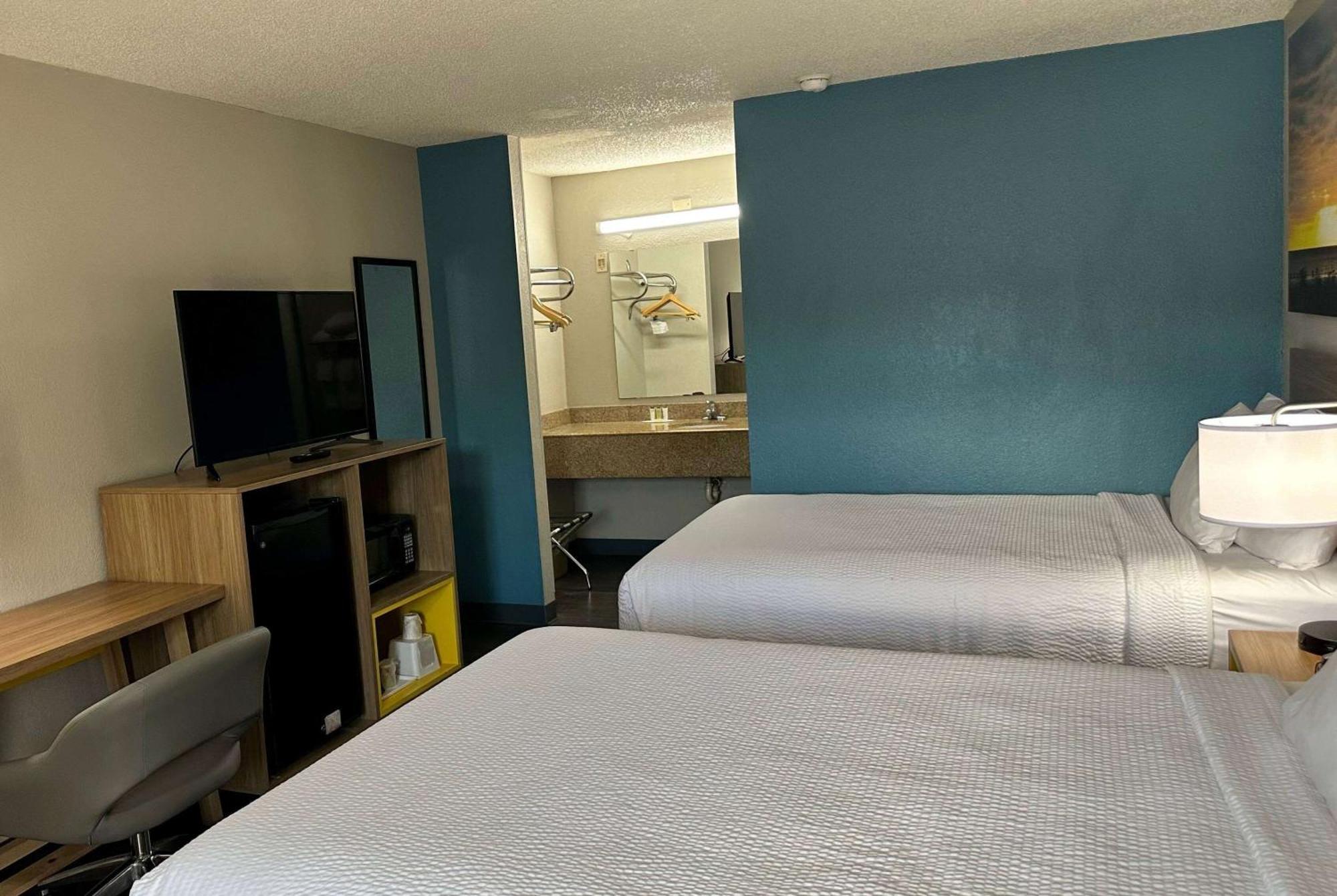 Days Inn By Wyndham Columbia Ne Fort Jackson Eksteriør bilde