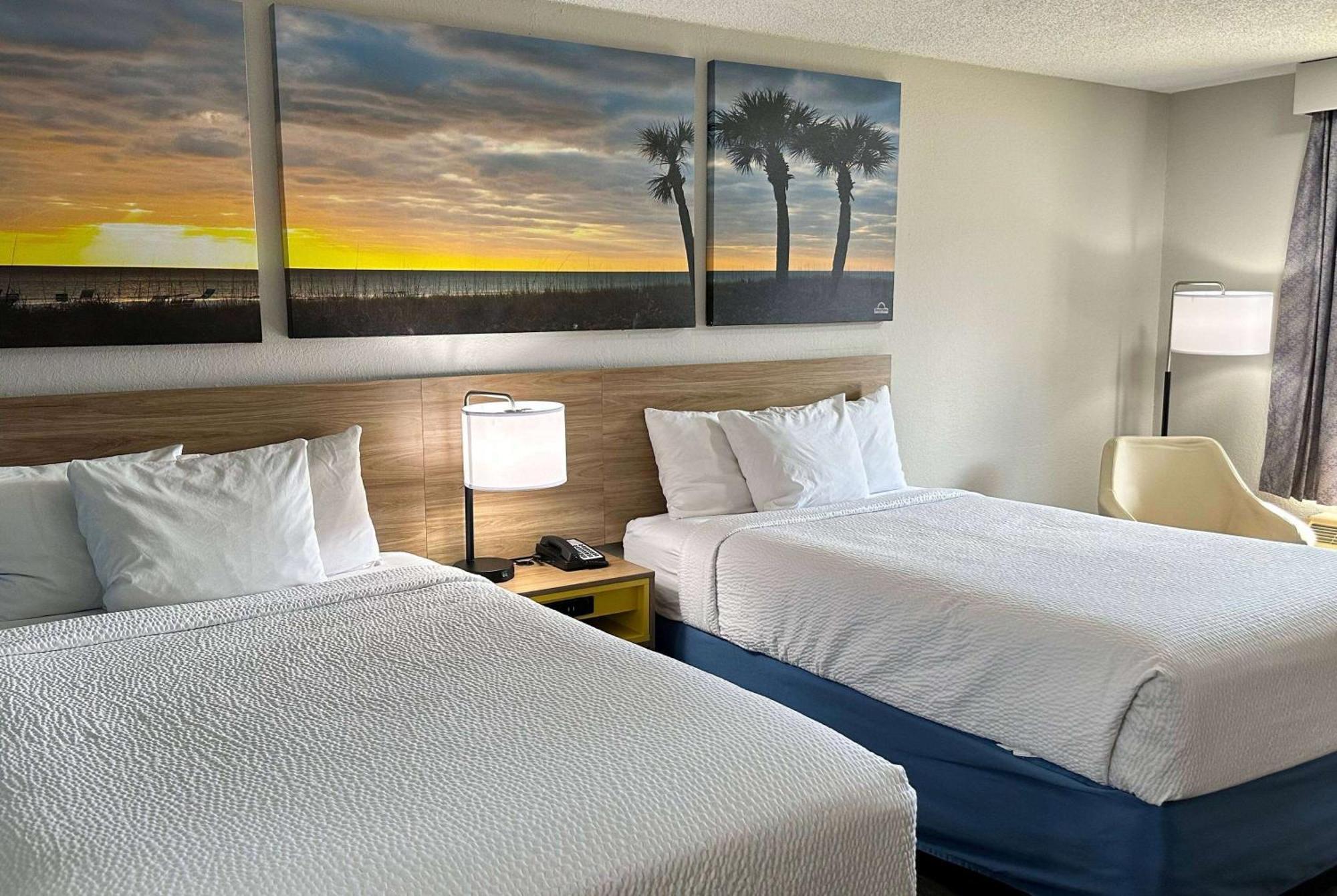 Days Inn By Wyndham Columbia Ne Fort Jackson Eksteriør bilde