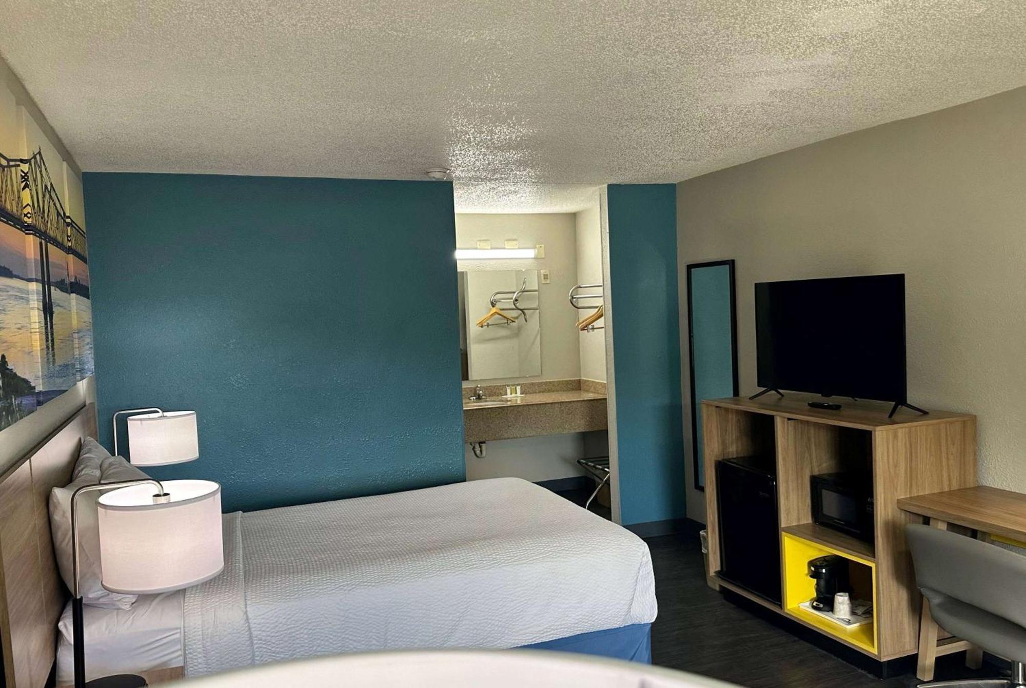 Days Inn By Wyndham Columbia Ne Fort Jackson Eksteriør bilde