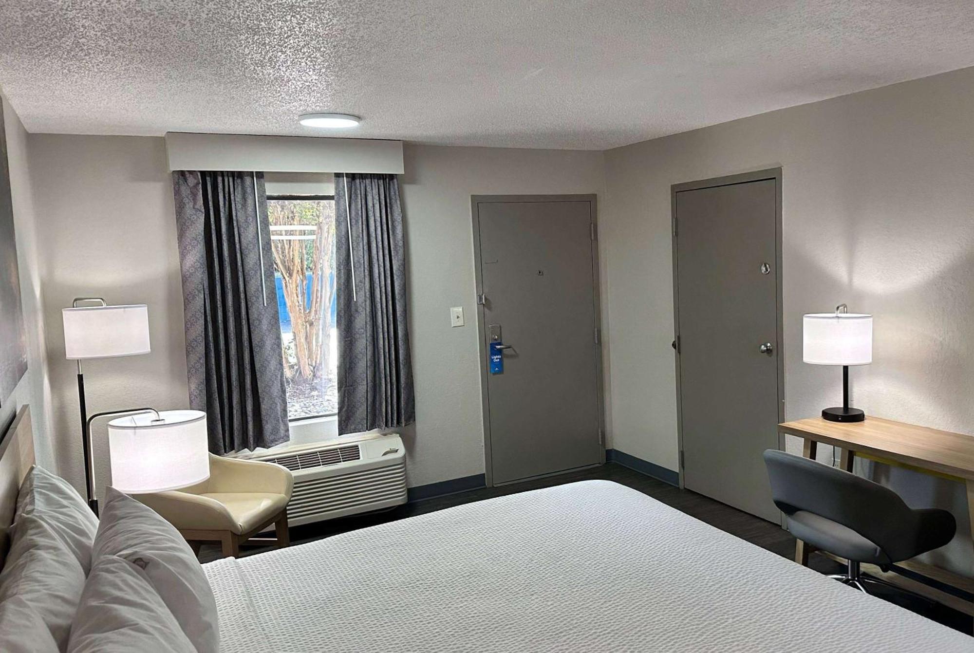 Days Inn By Wyndham Columbia Ne Fort Jackson Eksteriør bilde