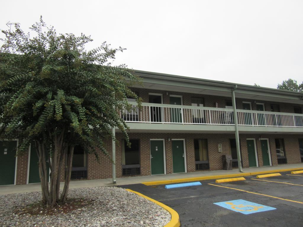 Days Inn By Wyndham Columbia Ne Fort Jackson Eksteriør bilde