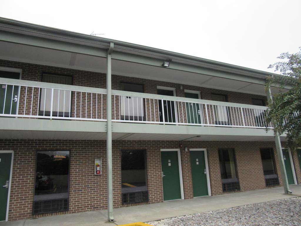 Days Inn By Wyndham Columbia Ne Fort Jackson Eksteriør bilde